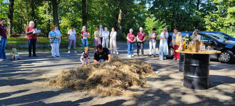Päckchensuche im Strohhaufen